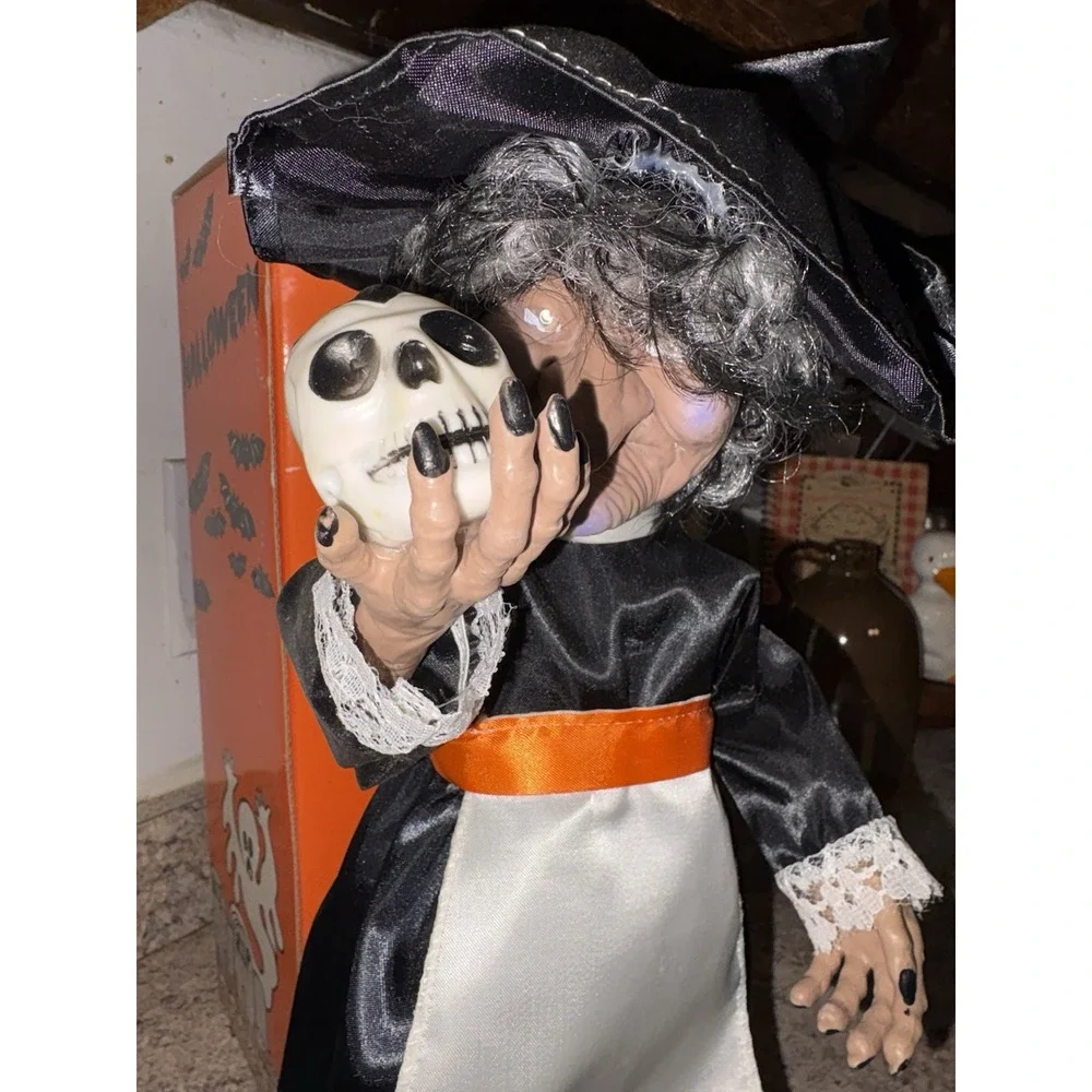 Vintage 80s Halloween Witch w/ Skull 15